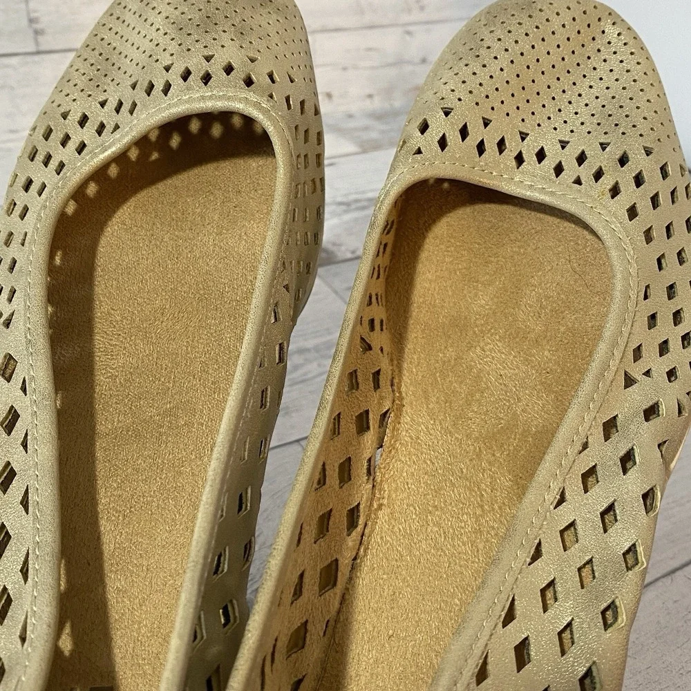 Naturalizer Wedges Womens 8 M Gold Brina Metallic Laser Cutout Perforated Casual